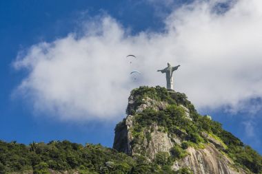 İsa'nın kurtarıcı heykel üzerinde yamaç paraşütü