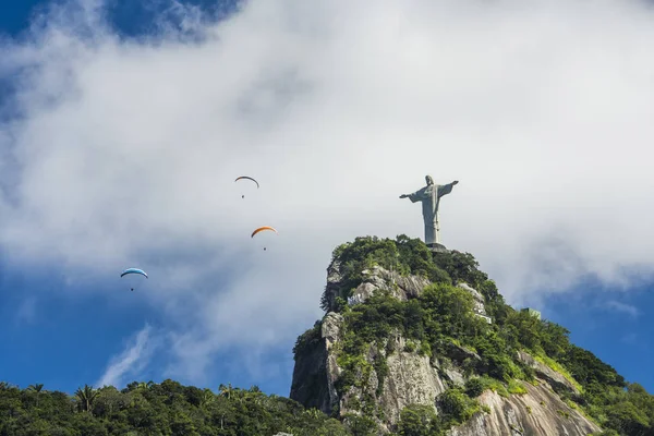 İsa'nın kurtarıcı heykel üzerinde yamaç paraşütü — Stok fotoğraf