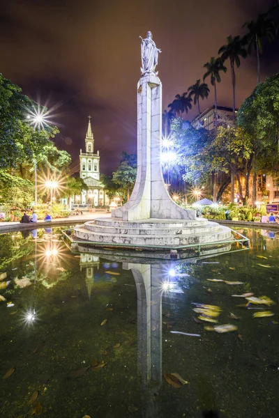 Monument à Largo do Machado Square avec église à l'arrière, Rio — Photo