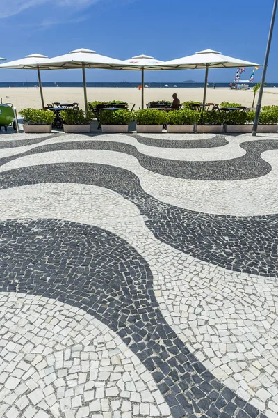 Promenade en bord de mer sur les plages de Copacabana et Leme — Photo