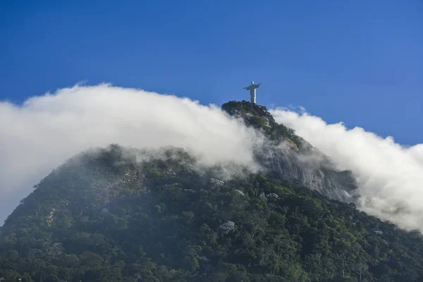 A estátua de Cristo Redentor no topo da Montanha do Corcovado — Fotografia de Stock