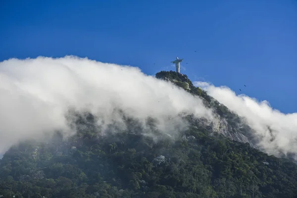 Статуя Христа Искупителя на вершине горы Корковадо — стоковое фото