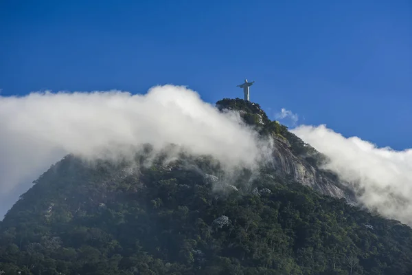 A estátua de Cristo Redentor no topo da Montanha do Corcovado — Fotografia de Stock