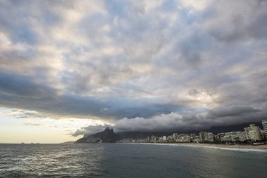 Arpoador plaj görülen bulutlu gün batımı
