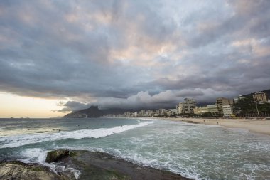 Arpoador plaj görülen bulutlu gün batımı