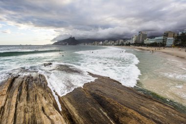Arpoador plaj görülen bulutlu gün batımı