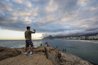 Arpoador plaj görülen bulutlu gün batımı