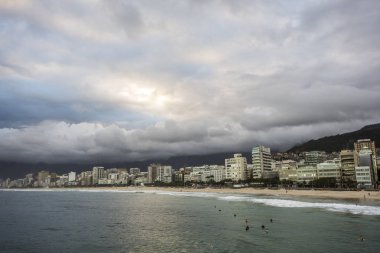 Arpoador plaj görülen bulutlu gün batımı