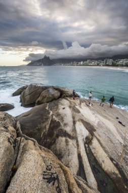Arpoador plaj görülen bulutlu gün batımı