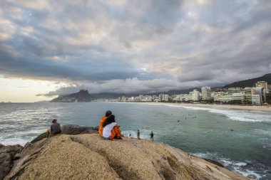 Arpoador plaj görülen bulutlu gün batımı
