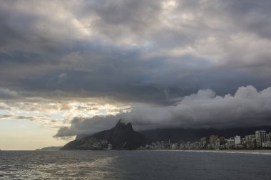 Arpoador plaj görülen bulutlu gün batımı