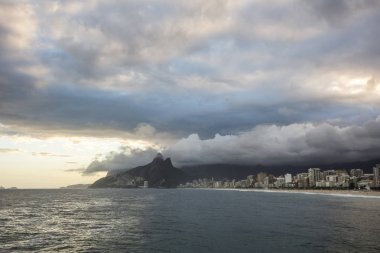 Arpoador plaj görülen bulutlu gün batımı