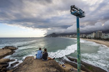 Arpoador plaj görülen bulutlu gün batımı