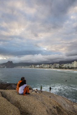 Arpoador plaj görülen bulutlu gün batımı