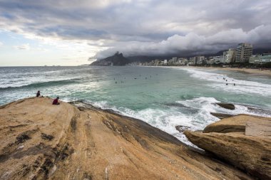 Arpoador plaj görülen bulutlu gün batımı