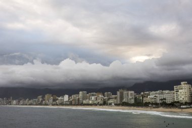 Arpoador plaj görülen bulutlu gün batımı
