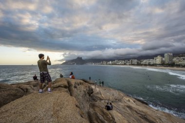 Arpoador plaj görülen bulutlu gün batımı
