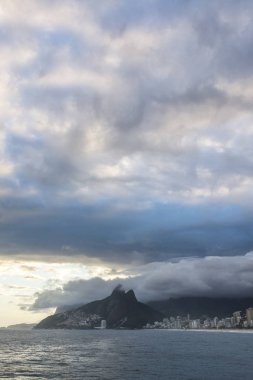 Arpoador plaj görülen bulutlu gün batımı