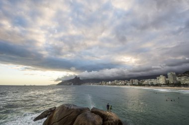Arpoador plaj görülen bulutlu gün batımı