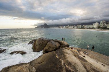 Arpoador plaj görülen bulutlu gün batımı