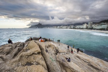 Arpoador plaj görülen bulutlu gün batımı