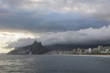 Arpoador plaj görülen bulutlu gün batımı
