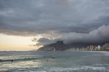 Arpoador plaj görülen bulutlu gün batımı