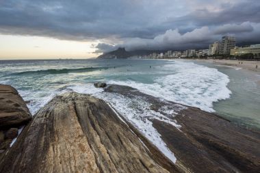 Arpoador plaj görülen bulutlu gün batımı