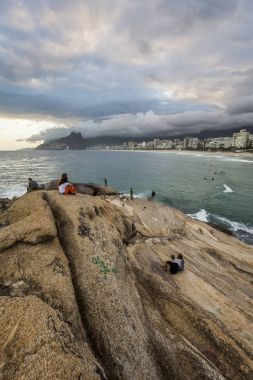 Arpoador plaj görülen bulutlu gün batımı
