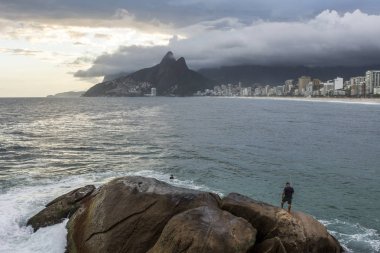 Arpoador plaj görülen bulutlu gün batımı