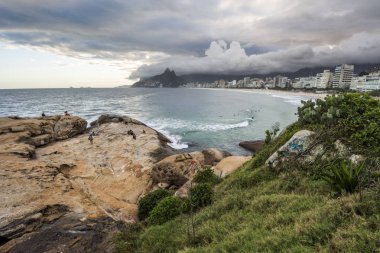 Arpoador plaj görülen bulutlu gün batımı