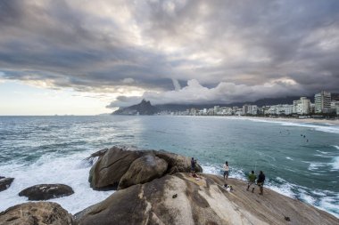 Arpoador plaj görülen bulutlu gün batımı
