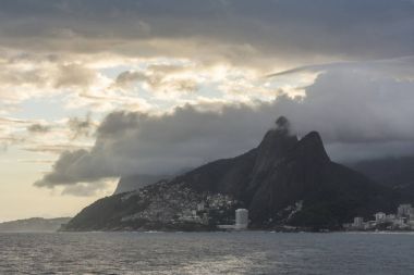Arpoador plaj görülen bulutlu gün batımı