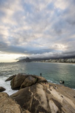 Arpoador plaj görülen bulutlu gün batımı
