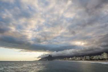 Arpoador plaj görülen bulutlu gün batımı