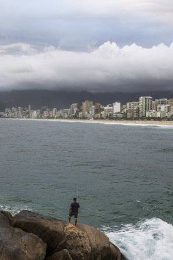 Arpoador plaj görülen bulutlu gün batımı