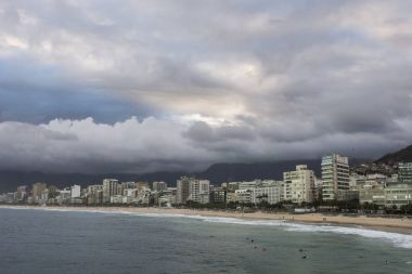 Arpoador plaj görülen bulutlu gün batımı