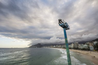 Arpoador plaj görülen bulutlu gün batımı