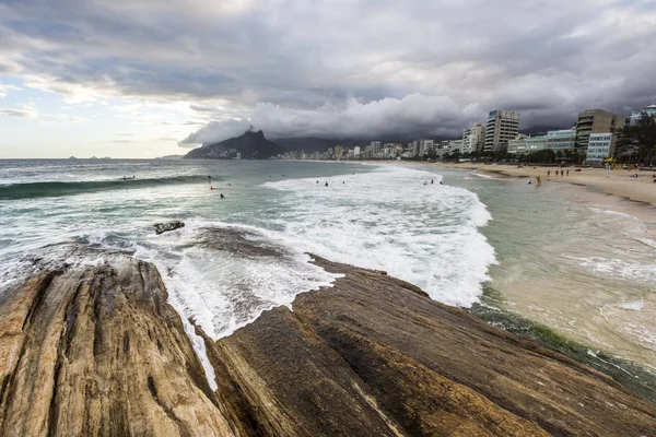Arpoador plaj görülen bulutlu gün batımı