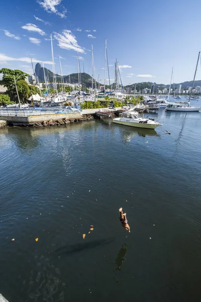 Genç adam Bridge Urca bölgesinde atlama