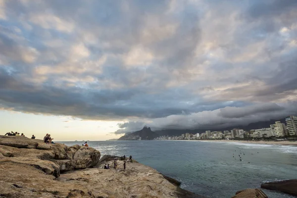 Arpoador plaj görülen bulutlu gün batımı
