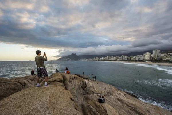 Arpoador plaj görülen bulutlu gün batımı