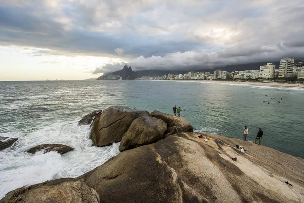 Arpoador plaj görülen bulutlu gün batımı