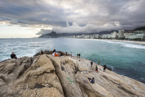 Arpoador plaj görülen bulutlu gün batımı