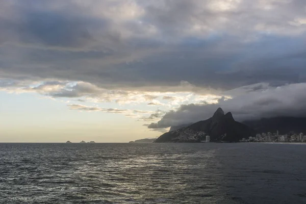 Arpoador plaj görülen bulutlu gün batımı