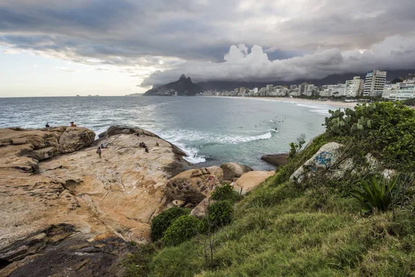 Arpoador plaj görülen bulutlu gün batımı