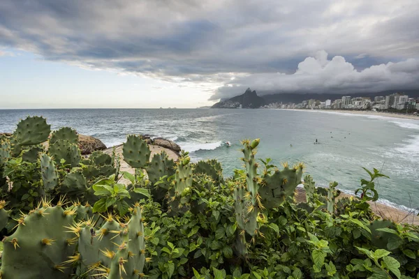 Nublado atardecer visto desde la playa de Arpoador — Foto de Stock