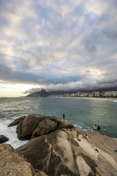 Arpoador plaj görülen bulutlu gün batımı