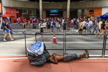 Rio De Janeiro, Brezilya, Ocak 2017: Avenida Paulista (Paulista Avenue evsiz adamı)