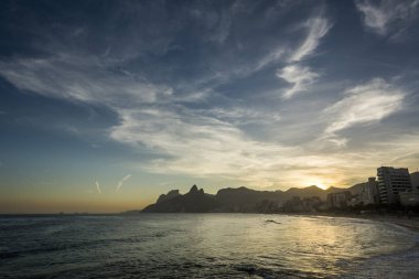 Arpoador Beach günbatımı sırasında göster 